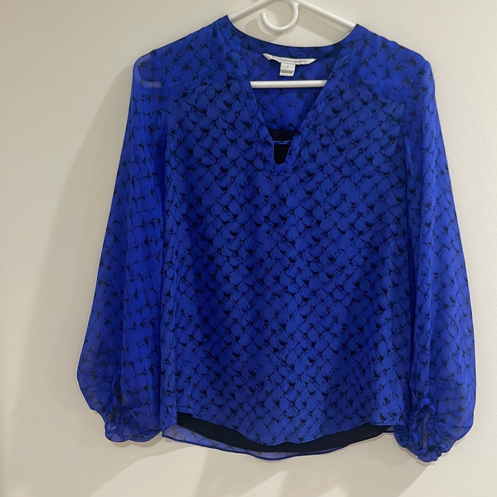 Diane vonFurstenberg Size 2 silk printed top with underlay